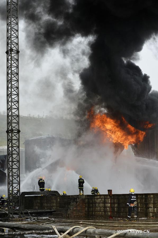 Trois blessés dans l'explosion de trois réservoirs de pétrole brut léger (5)