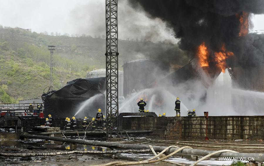 Trois blessés dans l'explosion de trois réservoirs de pétrole brut léger (4)