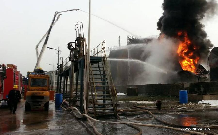 Trois blessés dans l'explosion de trois réservoirs de pétrole brut léger (3)