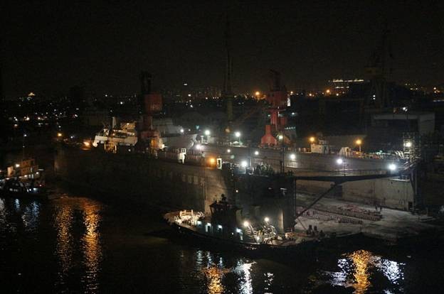 Lancement nocturne d'un catamaran militaire de conception chinoise (12)