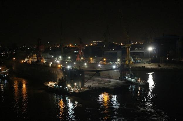 Lancement nocturne d'un catamaran militaire de conception chinoise (11)