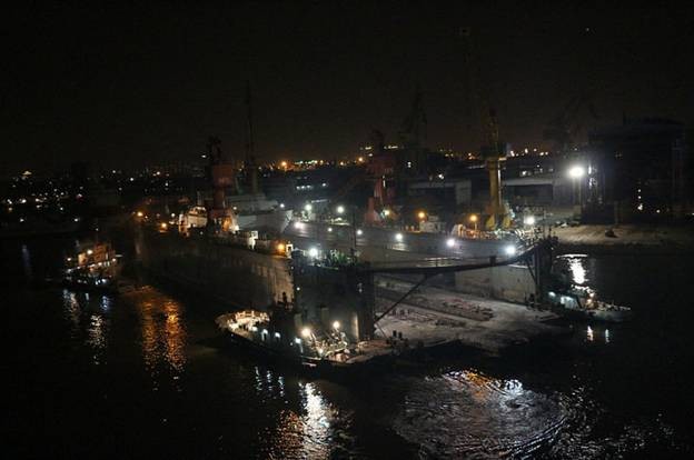 Lancement nocturne d'un catamaran militaire de conception chinoise (10)