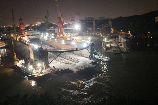 Lancement nocturne d'un catamaran militaire de conception chinoise (9)