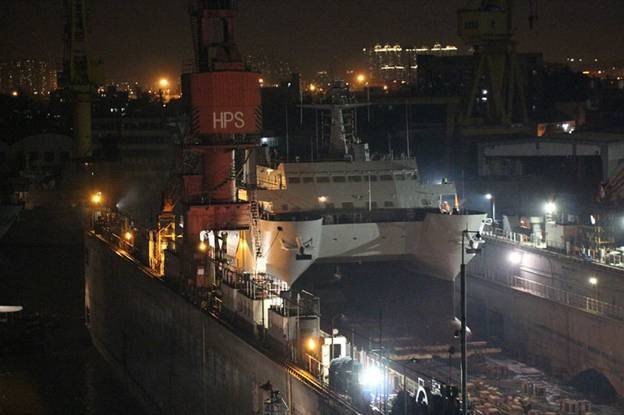 Lancement nocturne d'un catamaran militaire de conception chinoise (8)