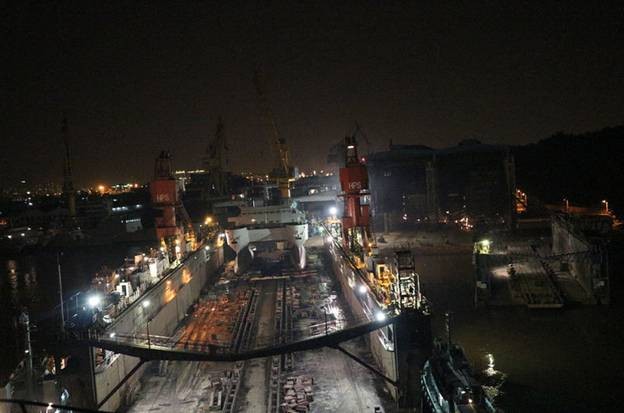 Lancement nocturne d'un catamaran militaire de conception chinoise (5)