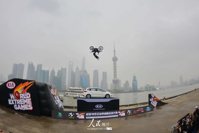 Le 27 avril, au Bund, le symbole de la ville de Shanghaï, le pilote australien Joel Brown impressionne lors d'une démonstration de freestyle motocross.