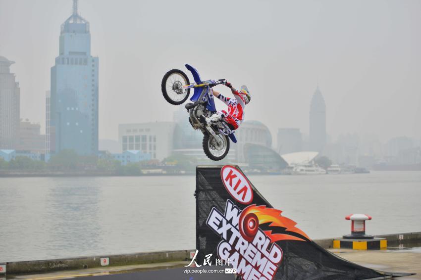Dimanche 27 avril, l'australien Michael Norris créé l'événement lors d'un show de freestyle motocross, qui s'est déroulé au Bund de Shanghaï.