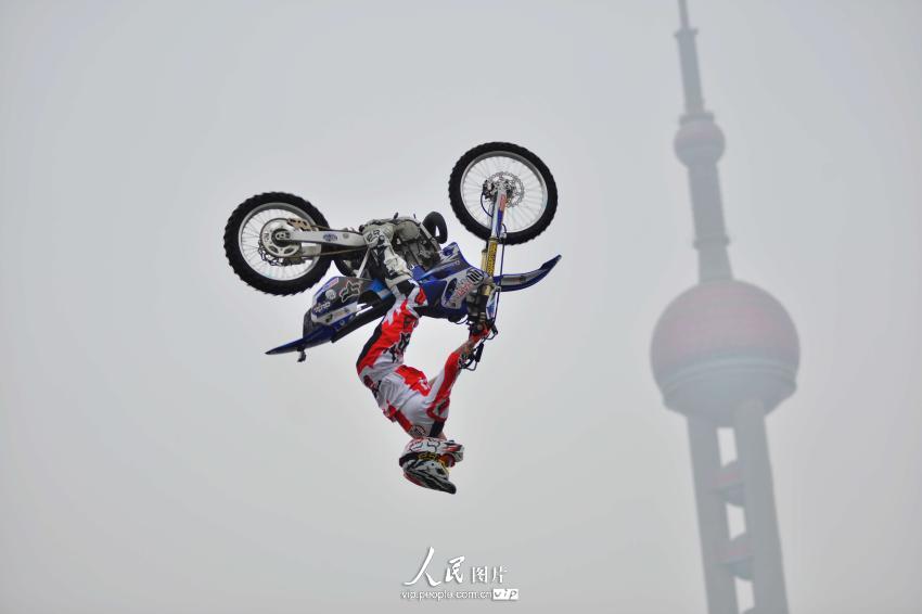 Dimanche 27 avril, l'australien Michael Norris créé l'événement lors d'un show de freestyle motocross, qui s'est déroulé au Bund de Shanghaï.