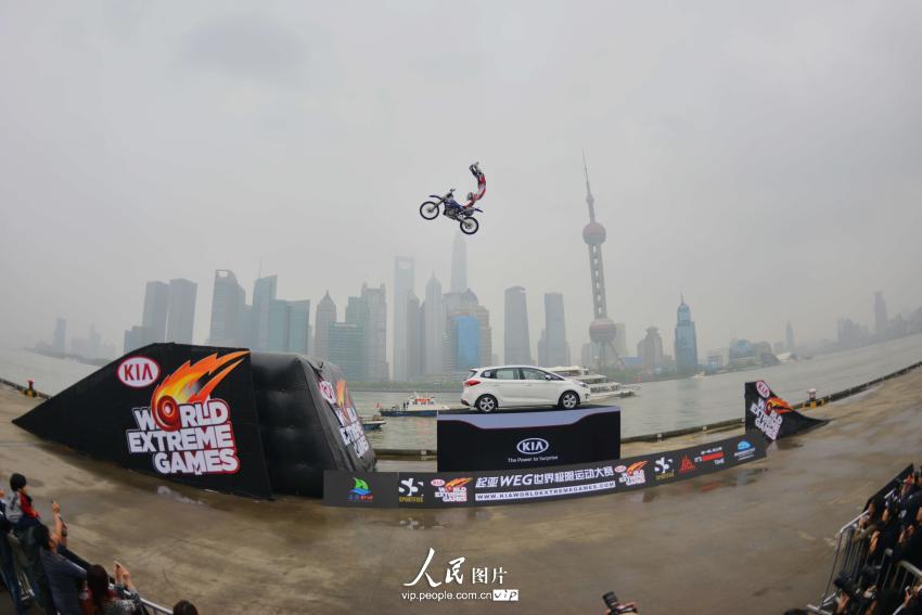 Dimanche 27 avril, l'australien Michael Norris créé l'événement lors d'un show de freestyle motocross, qui s'est déroulé au Bund de Shanghaï.