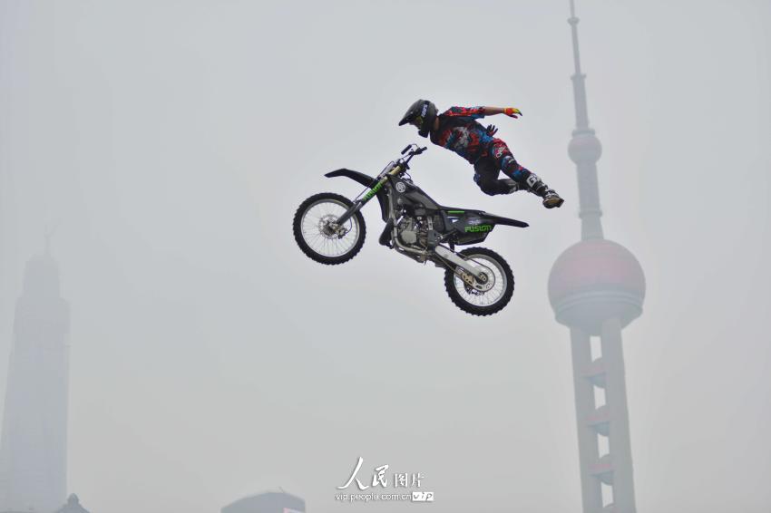 Le 27 avril, au Bund, le symbole de la ville de Shanghaï, le pilote australien Joel Brown impressionne lors d'une démonstration de freestyle motocross.