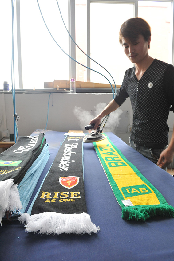 Coupe du monde 2014 : une usine du Zhejiang occupée à fabriquer les écharpes des supporters  (3)