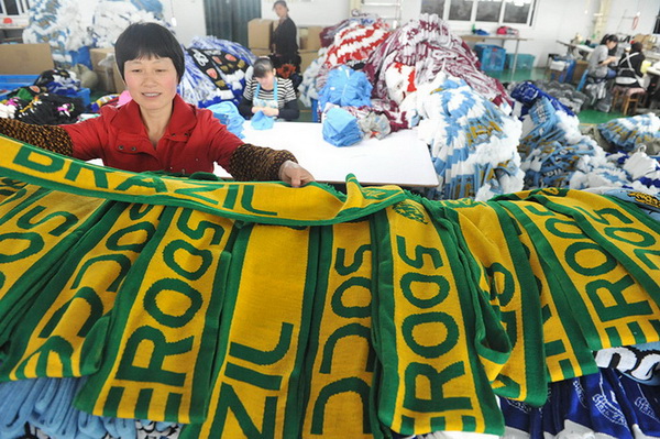 Coupe du monde 2014 : une usine du Zhejiang occupée à fabriquer les écharpes des supporters 