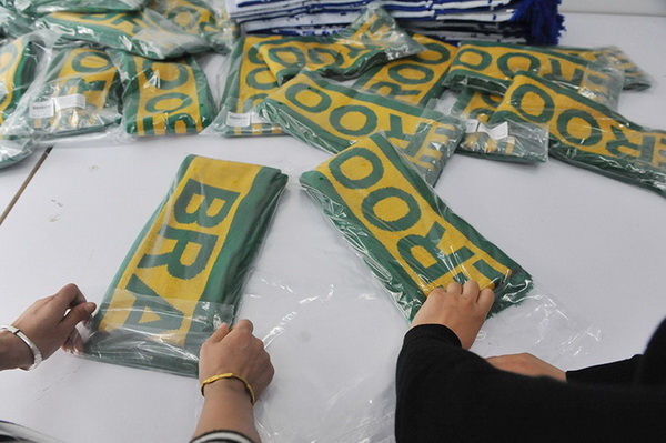 Coupe du monde 2014 : une usine du Zhejiang occupée à fabriquer les écharpes des supporters  (2)