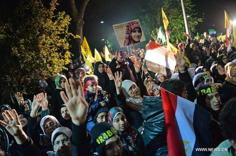 Des manifestants turcs envahissent le consulat égyptien à Istanbul (2)