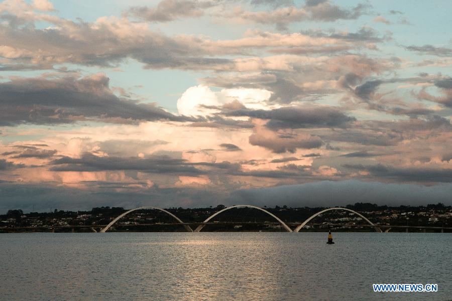 Photo prise le 25 avril 2014 montrant des nuages avant le coucher du soleil à Brasilia, capitale du Brésil