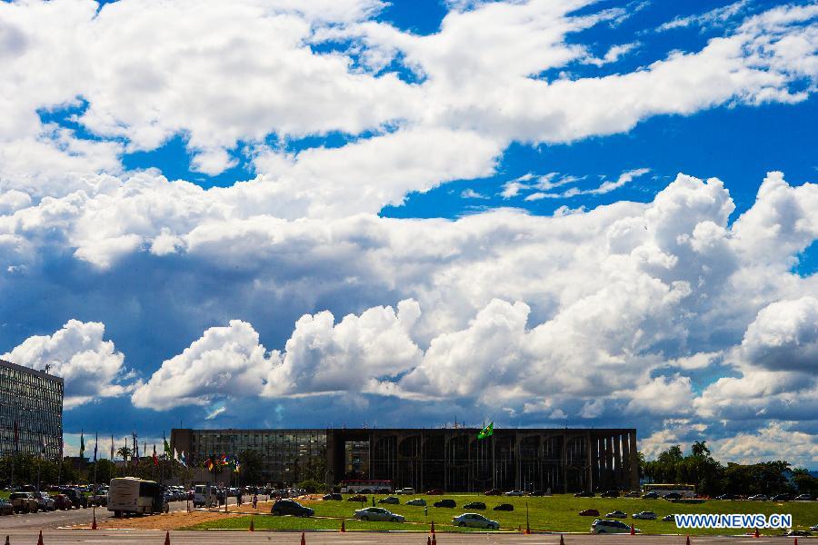 Photo prise le 25 avril 2014 montrant des nuages à Brasilia, capitale du Brésil