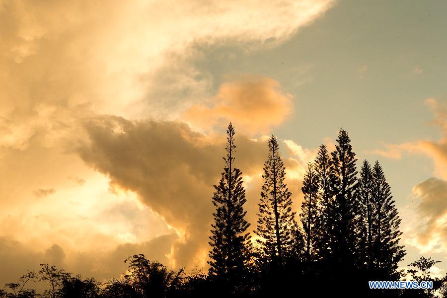 Photo prise le 25 avril 2014 montrant des nuages avant le coucher du soleil à Brasilia, capitale du Brésil