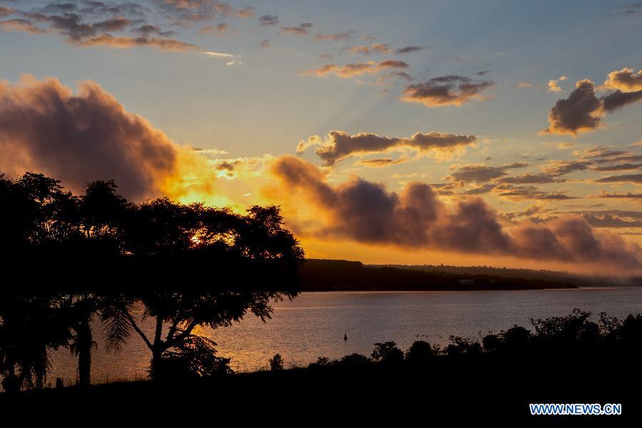 Photo prise le 26 avril 2014 montrant des nuages avant le lever du soleil à Brasilia, capitale du Brésil