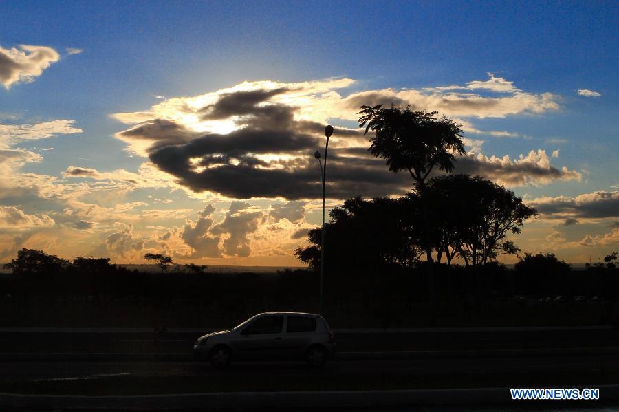 Photo prise le 25 avril 2014 montrant des nuages à Brasilia, capitale du Brésil