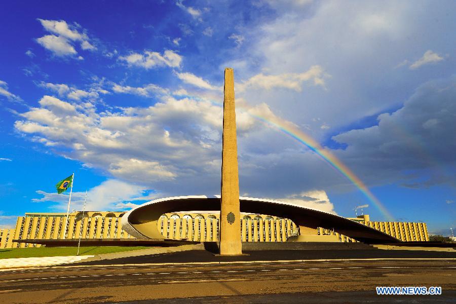 Photo prise le 25 avril 2014 montrant des nuages et un arc-en-ciel à Brasilia, capitale du Brésil