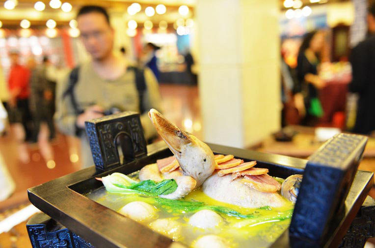 Des visiteurs admirent de la cuisine locale de Hangzhou lors d'un festival de la gastronomie à Hangzhou.