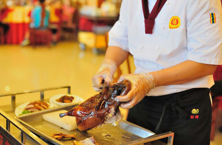 Un chef du séculaire Restaurant Quanjude découpe un canard rôti de Beijing.