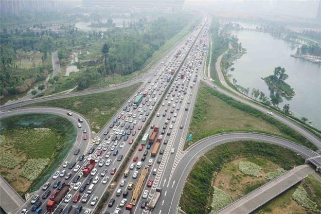 Un embouteillage sur une route de Chengdu, dans la Province du Sichuan, le 1er mai 2014. [Photo / Xinhua]