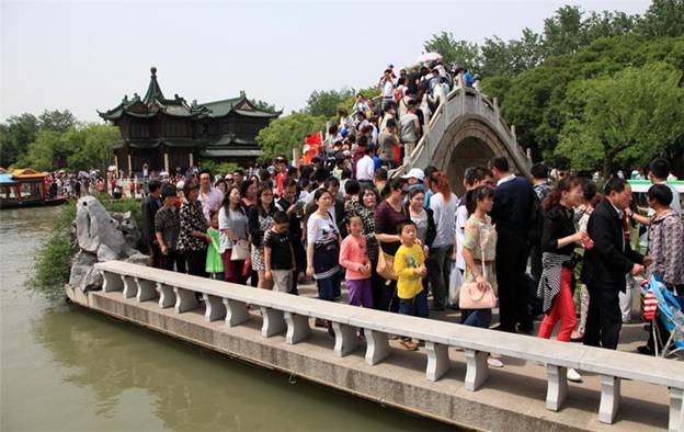Des visiteurs sur le Lac étroit de l'Ouest à Yangzhou, dans la Province du Jiangsu, le 1er mai. [Photo / Xinhua]