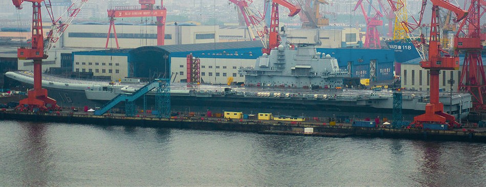 Le porte-avions Liaoning en cale sèche à Dalian pour entretien