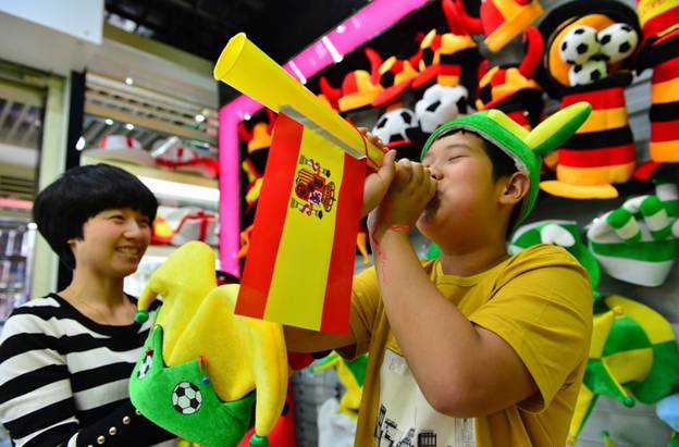 Un jeune fan essaie une vuvuzela mardi à la Cité du Commerce International d'Yiwu, dans la Province du Zhejiang, dans l'Est de la Chine.