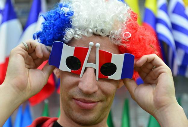 Un homme essaie sur des lunettes de soleil sur le thème de la prochaine Coupe du Monde au Brésil, à la Cité du Commerce International d'Yiwu. 