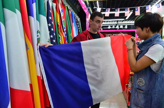 Un homme d'affaires français choisit des drapeaux pour la prochaine Coupe du Monde au Brésil, à la Cité du Commerce International d'Yiwu.