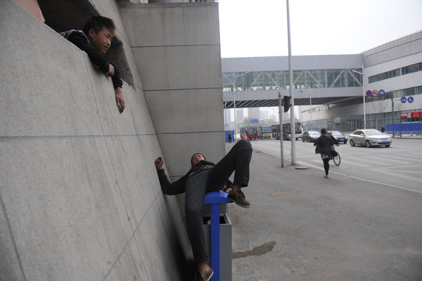 Shenyang : le triste sort de trois enfants vivant dans un trou (10)