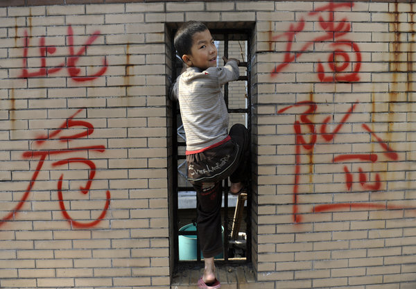 Shenyang : le triste sort de trois enfants vivant dans un trou (4)