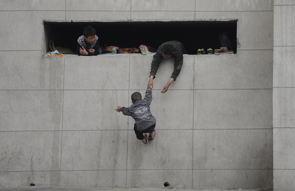 Shenyang : le triste sort de trois enfants vivant dans un trou