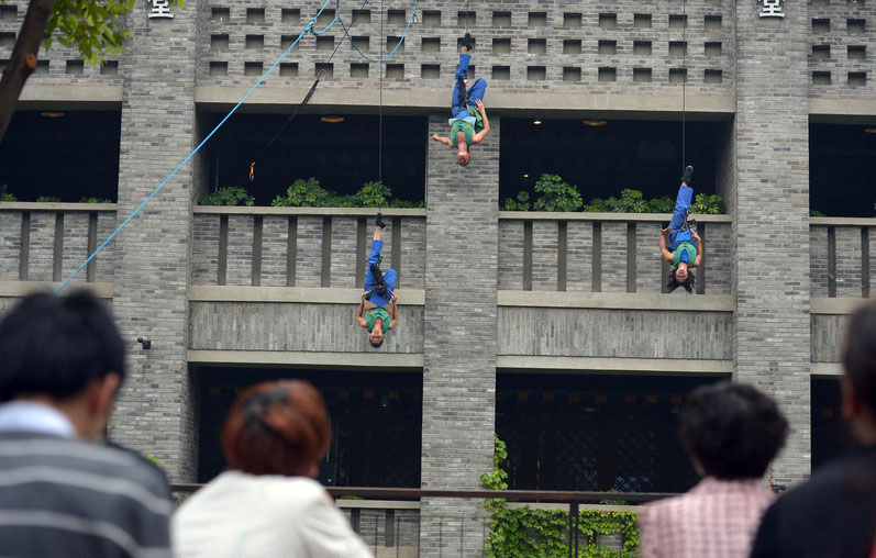 La foule découvre ce spectacle de danse non conventionnelle à Chongqing, le 9 mai 2014.