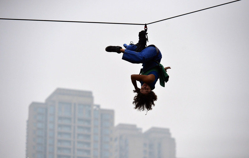 Un danseur dans une position acrobatique lors d'une représentation donnée à Chongqing, le 9 mai 2014. 