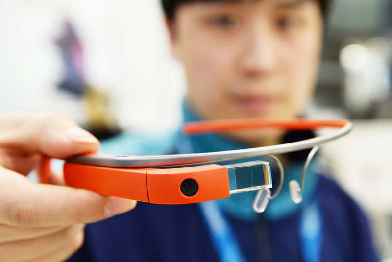 Un employé de Suning, un magasin d'appareils électroménagers, présente les Google Glass, à Shanghai, le 8 mai 2014.