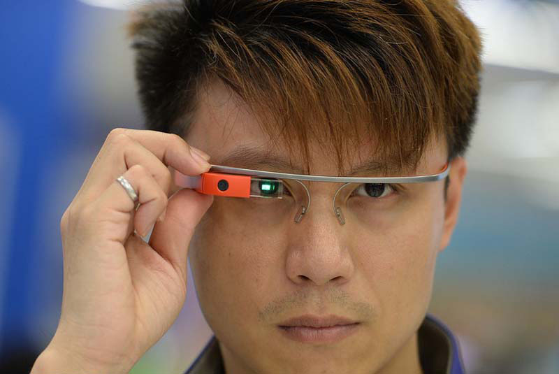 Un client essaie les Google Glass, chez Suning, un magasin d'appareils électroménagers, à Shanghai, le 8 mai 2014. 