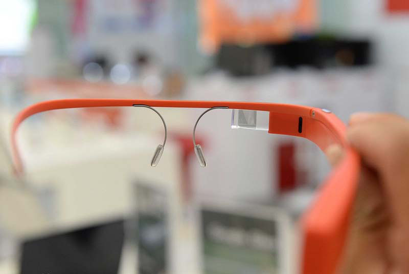 Un employé de Suning, un célèbre magasin d'appareils électroménagers, expose les Google Glass, à Shanghai, le 8 mai 2014. 