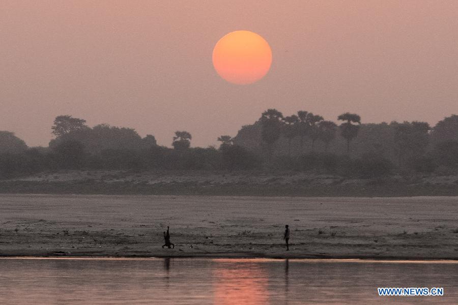Beaux paysages du lever du soleil sur le Gange