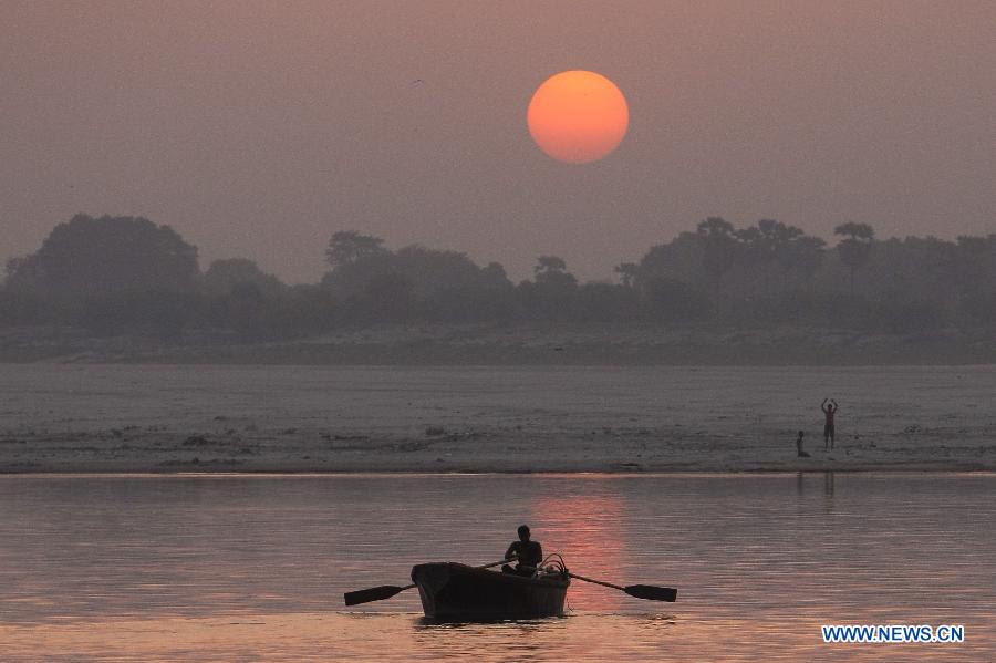 Beaux paysages du lever du soleil sur le Gange (2)
