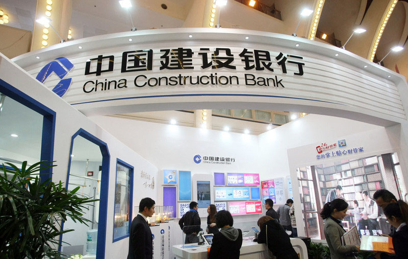Des visiteurs sur le stand de la China Construction Bank (CCB) lors d'une exposition à Shanghai, le 23 novembre 2013.