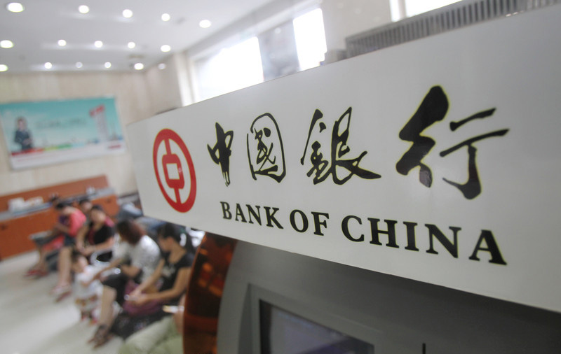 Des clients d'une succursale de la Banque de Chine à Nantong, la province du Jiangsu (Chine orientale), le 23 septembre 2013.