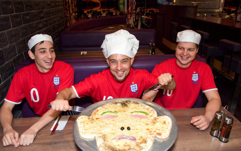 Une pizza à l'effigie de la star du football anglais Wayne Rooney exposée dans une pizzeria, pour célébrer la Coupe du Monde, le 18 juin 2010 à Londres, au Royaume-Uni.