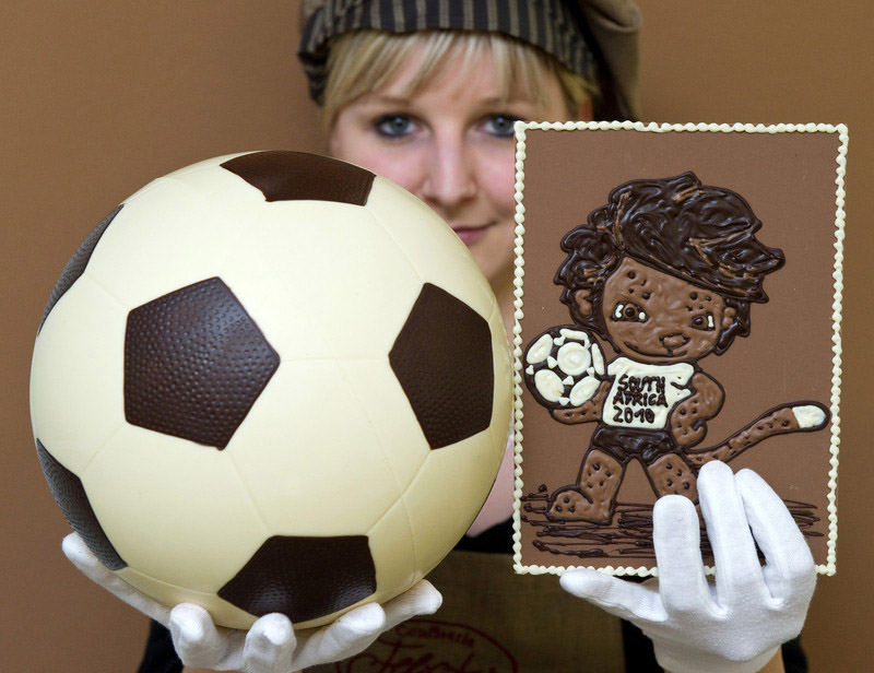 Une confiserie a fait un ballon en chocolat et une mascotte en chocolat de la Coupe du Monde de la FIFA 2010 à Hornow près de Cottbus, en Allemagne, le 15 juin 2010.