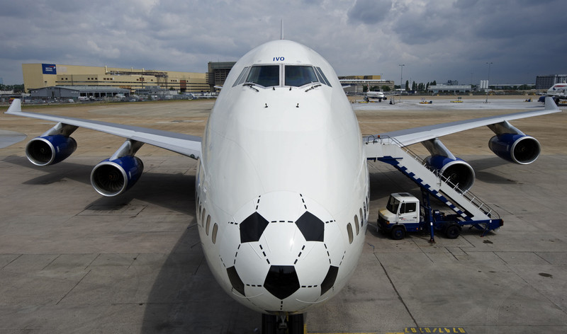Un ballon de football peint sur le nez d'un Boeing 747 de la British Airways le 11 juin 2010, en hommage à la Coupe du Monde de football de la FIFA de 2010 en Afrique du Sud.