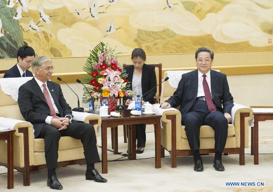 Le plus haut conseiller politique chinois rencontre le président du Sénat pakistanais