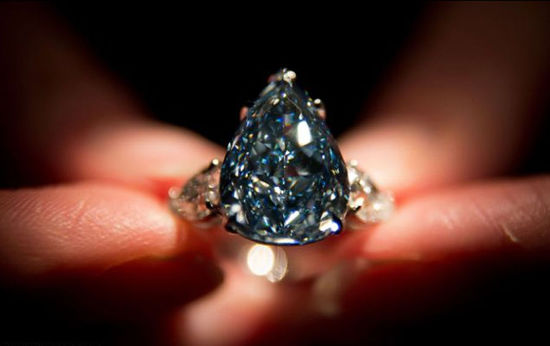 Genève : vente du plus gros diamant bleu 