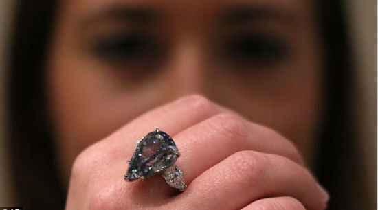 Genève : vente du plus gros diamant bleu  (3)